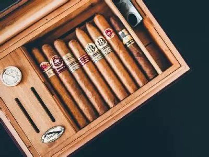 Who makes baccarat cigars?