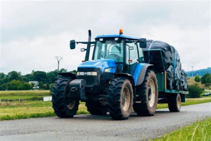 Who makes new holland compact tractors?