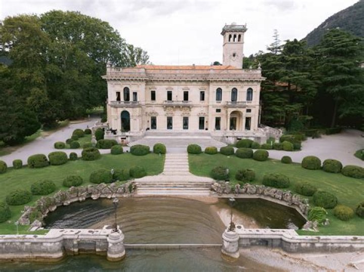 Who owns villa d'este?