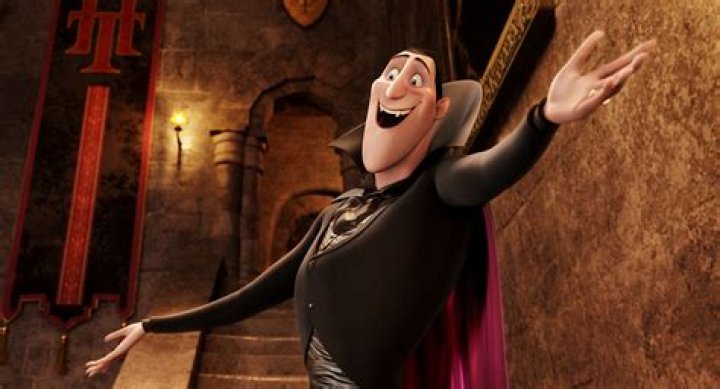 Whose voice is dracula in hotel transylvania?