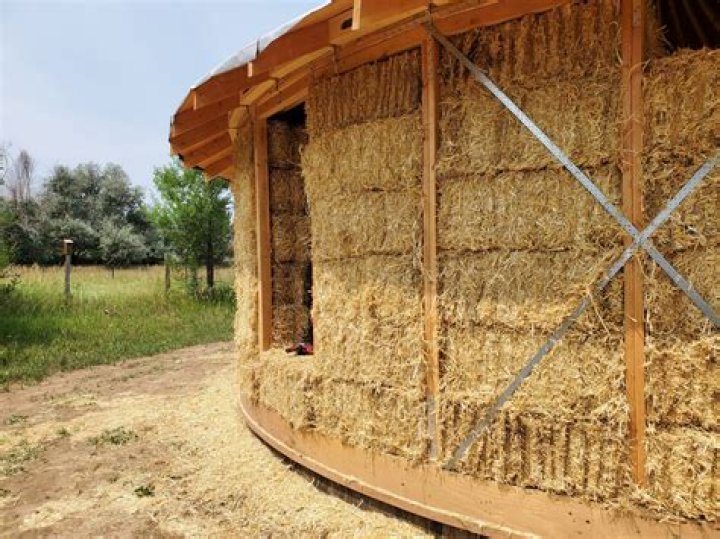 Why can a straw house be well insulated?