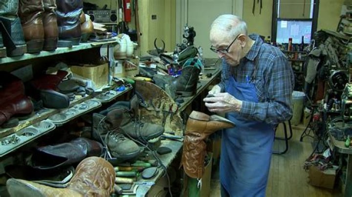 Why were shoe repairer called snobs?