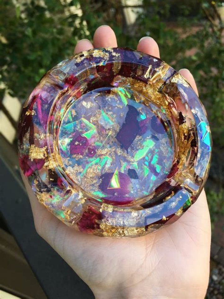 Will resin ashtrays burn?