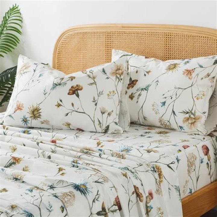 Would queen sheets fit a full bed?